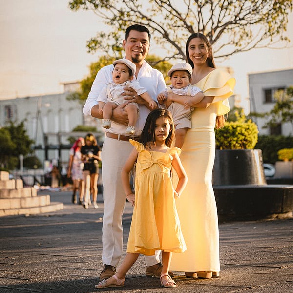 Sesión de fotos de bebé en familia Sesión de fotos de bebé en familia